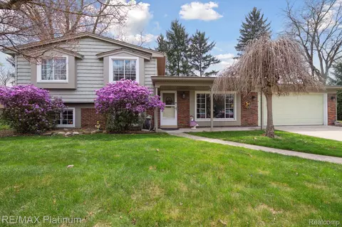 10328 Carriage Dr, Brighton, MI 48114