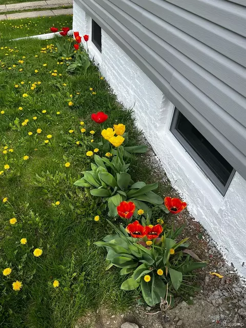 Exterior - 417 E Hunt St, Adrian, MI 49221 photo 5 of 5
