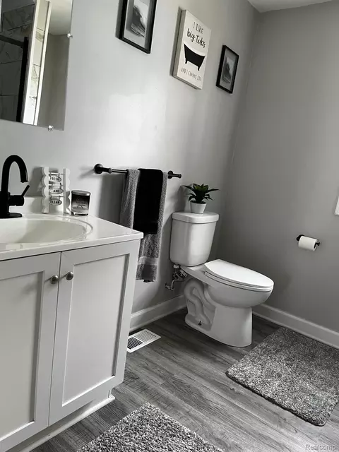 Bath - 417 E Hunt St, Adrian, MI 49221 photo 2 of 5