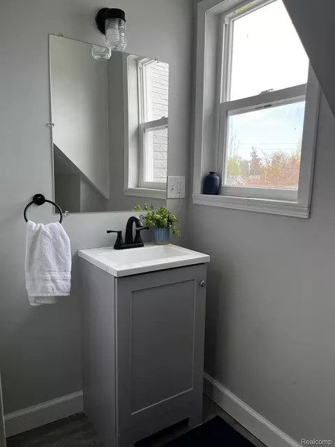 Bath - 417 E Hunt St, Adrian, MI 49221 photo 5 of 5
