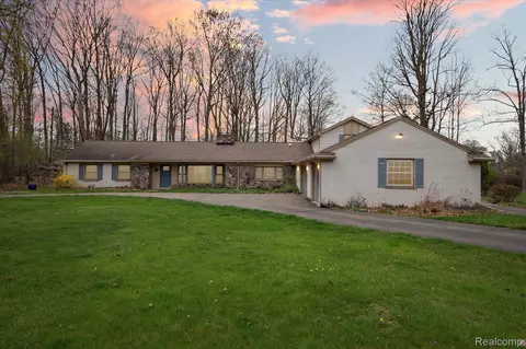30255 Woodhaven Ln, Beverly Hills, MI 48025