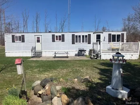 2922 Parkview Dr, Rubicon, MI 48468