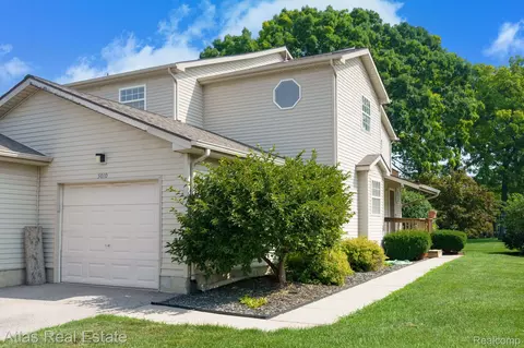 5010 Harbor Oak Dr, Waterford, MI 48329