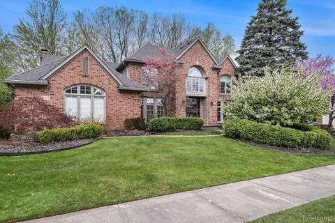 25807 Laramie Dr, Novi, MI 48374