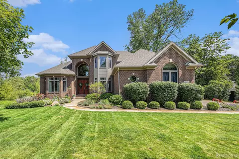 13265 Harborview Dr, Fenton, MI 48451