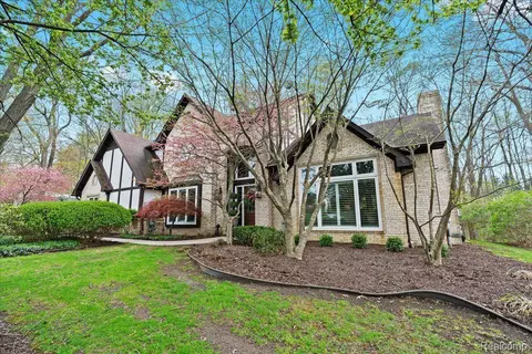 8746 S Christine Dr, Brighton, MI 48114