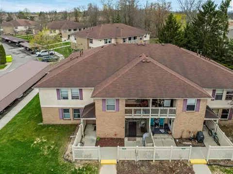 61161 Greenwood Dr, South Lyon, MI 48178