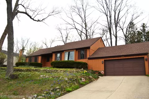 4105 Woodcroft St, White Lake, MI 48383