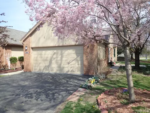 46980 Country Ln 8 2 Ln #8, Macomb, MI 48044