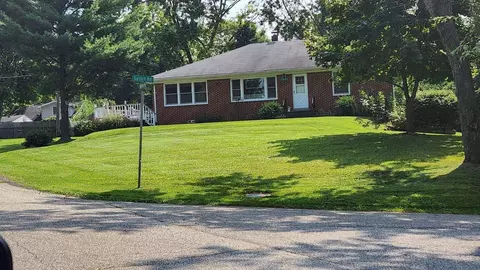 84 Lyford Rd, Waterford, MI 48328