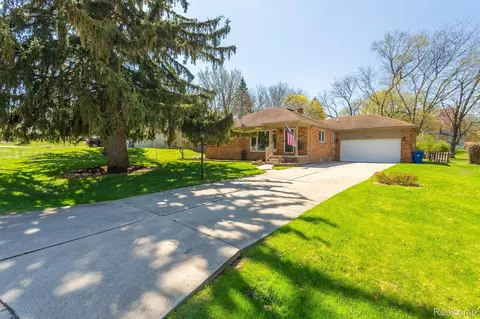 2905 Otsego Rd, Waterford, MI 48328