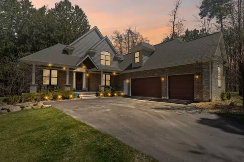 12885 Sleigh Trl, Milford, MI 48380