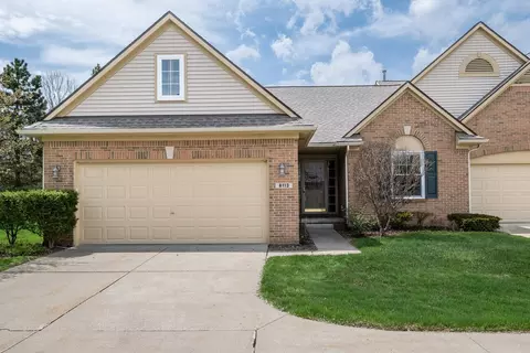 8113 Sutton Crt Ct, White Lake, MI 48386