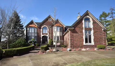 5687 Greenhill Dr, Troy, MI 48098