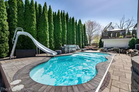 1229 Poppy Hill Dr, Oxford, MI 48371
