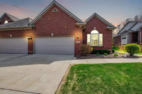 9549 Kingsway Cir, Springfield, MI 48348