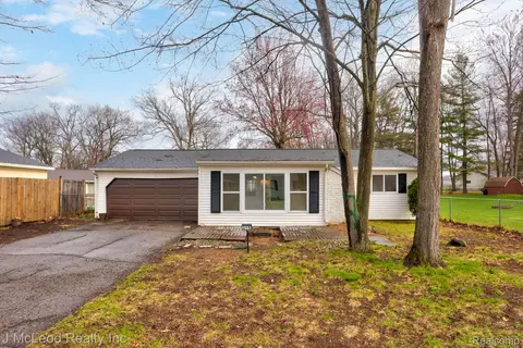 215 Arrowhead Dr, Denton, MI 48651