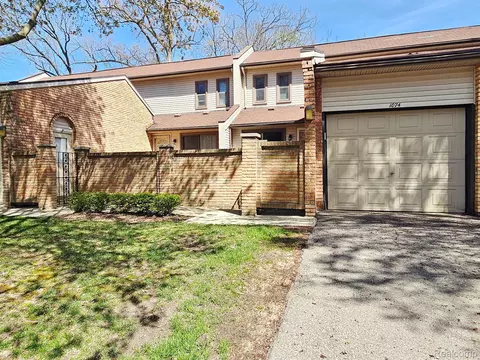 1074 Willow Grove Crt 15 Ct, Rochester Hills, MI 48307