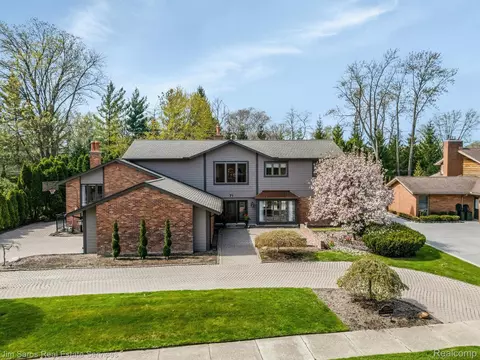 71 Woodland Shores Dr, Village Of Grosse Pointe Shores, MI 48236
