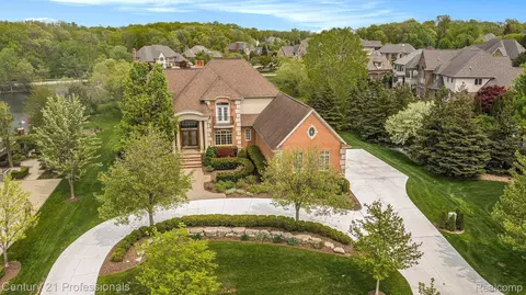 2832 Croftshire Crt Ct, Rochester, MI 48306