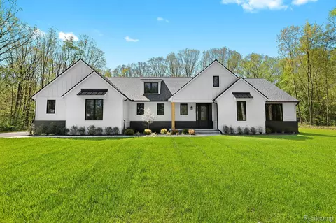 5697 Evergreen Knl, Oceola, MI 48855