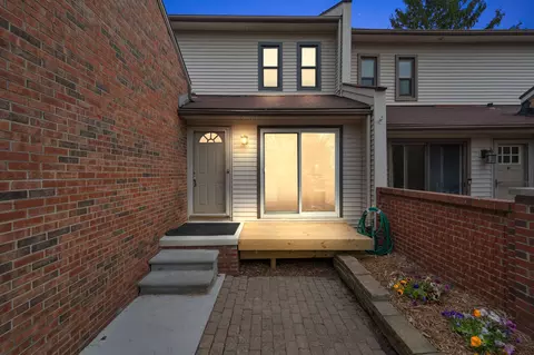 418 Willow Grove Ln, Rochester Hills, MI 48307