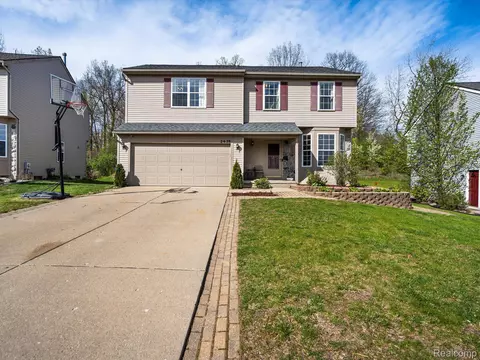 2678 Driftwood Dr, Waterford, MI 48329