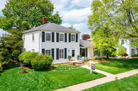 2462 Riverside Dr, Trenton, MI 48183