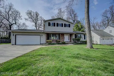 5287 Owen Rd, Fenton, MI 48451