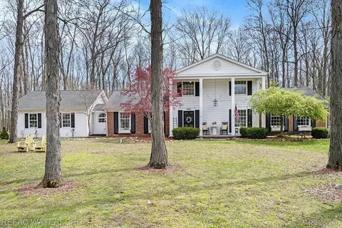 1900 Maplewood Dr, Caledonia, MI 48867