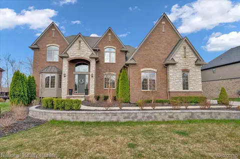 2804 Invitational Dr, Oakland, MI 48363