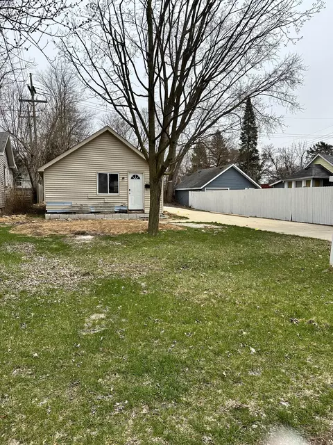 518 Elizabeth St, Milford, MI 48381