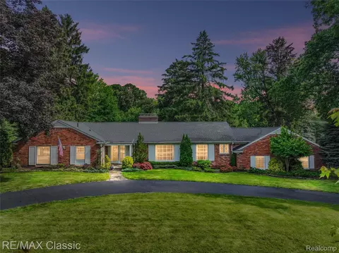 830 Jonathan Ln, Bloomfield Township, MI 48302