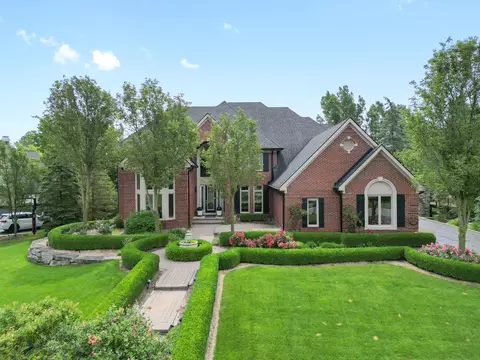 1951 Vinsetta Crt Ct, Oakland, MI 48306