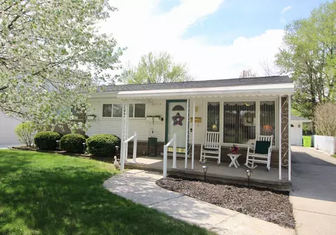 29774 Magnolia Dr, Flat Rock, MI 48134