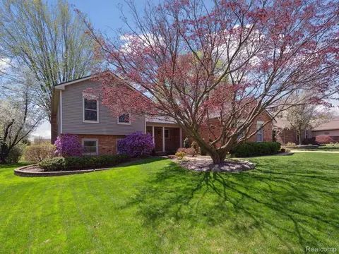 21231 Parklane St, Farmington Hills, MI 48335