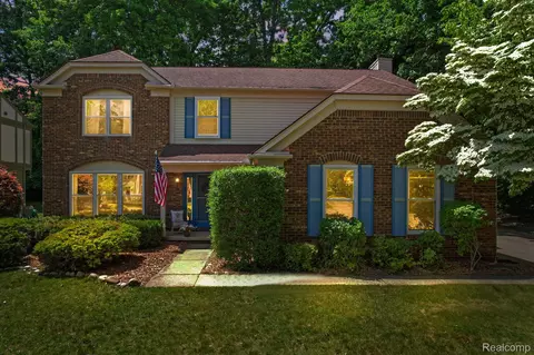 1710 Dawncrest Dr, West Bloomfield, MI 48324