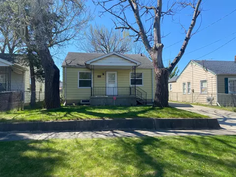 1424 Connell St, Burton, MI 48529