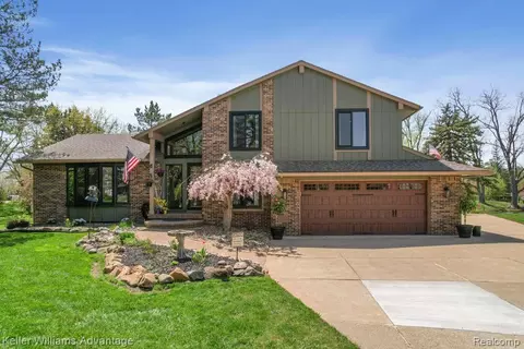 5105 Beachwood Crt Ct, Commerce, MI 48382