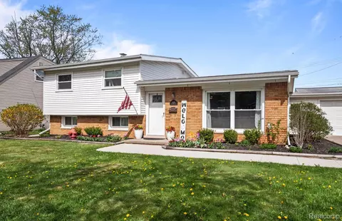 1128 Braeview Dr, Howell, MI 48843