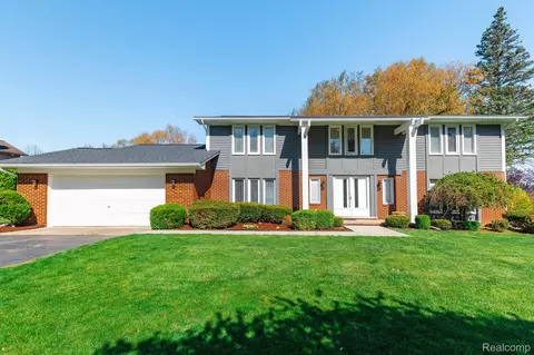 5634 Powder Horn Dr, West Bloomfield, MI 48322