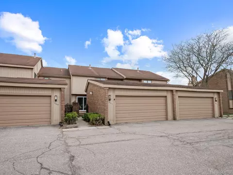 5271 Wright Way E, West Bloomfield, MI 48322