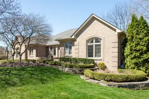 4601 Pier Dr, Troy, MI 48098