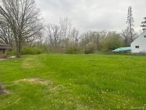 5141 W Bristol Rd, Flint, MI 48507