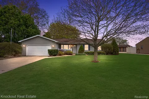 2309 N Berkshire Dr, Saginaw, MI 48603