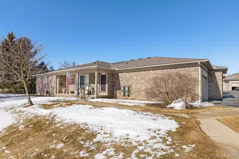 11174 Spruce Crt Ct, Washington, MI 48094