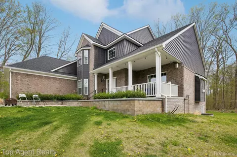 59419 Deer Haven Dr, Lyon, MI 48178