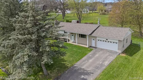 1236 Pinecrest Dr, White Lake, MI 48386