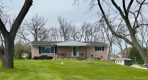 7555 Roberta Ln, Washington, MI 48094