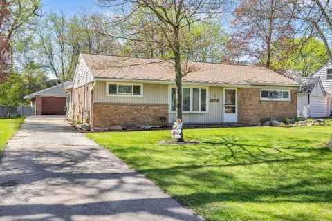 2959 Voorheis Rd, Waterford, MI 48328